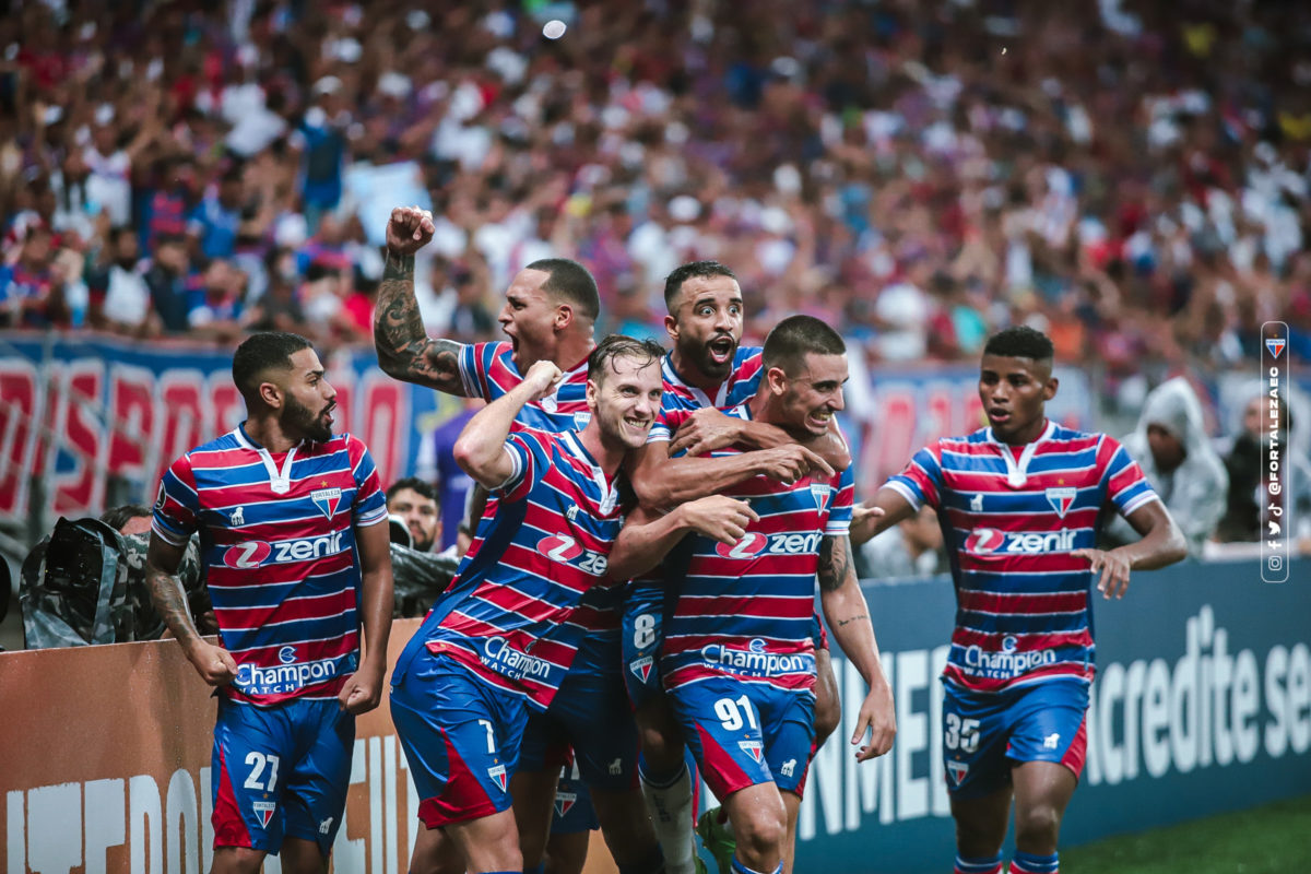 Torcida do Fortaleza faz festa em jogo da Libertadores na Arena