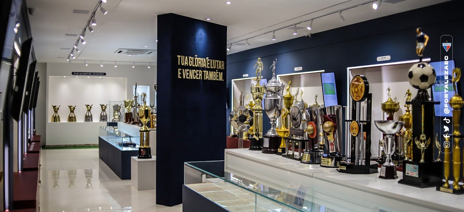 Essa é a sala de troféus do ex - Antenados no Futebol