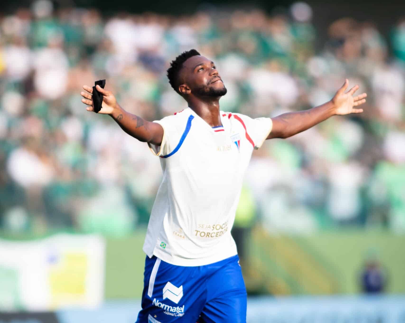 Com gol de Vitinho, Fortaleza vence Goiás na Serrinha e permanece no G6 da Série B